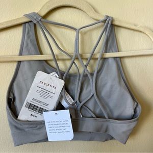 New with Tags Grey Fabletics Connar Seamless Sports Bra strappy stretchy S 4-6